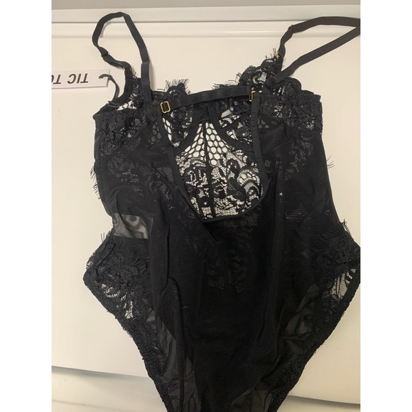 Lace bodysuit - Picture 2 of 6